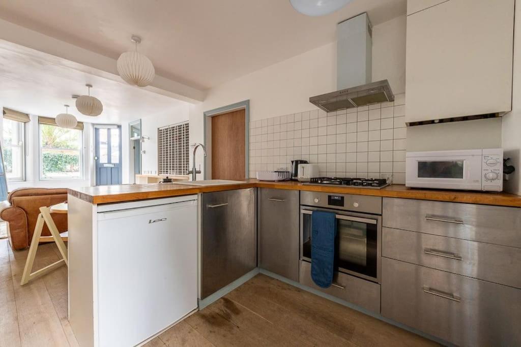 Lovely Self-Contained Basement Studio With Kitchen Londres Extérieur photo