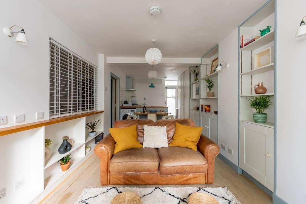 Lovely Self-Contained Basement Studio With Kitchen Londres Extérieur photo